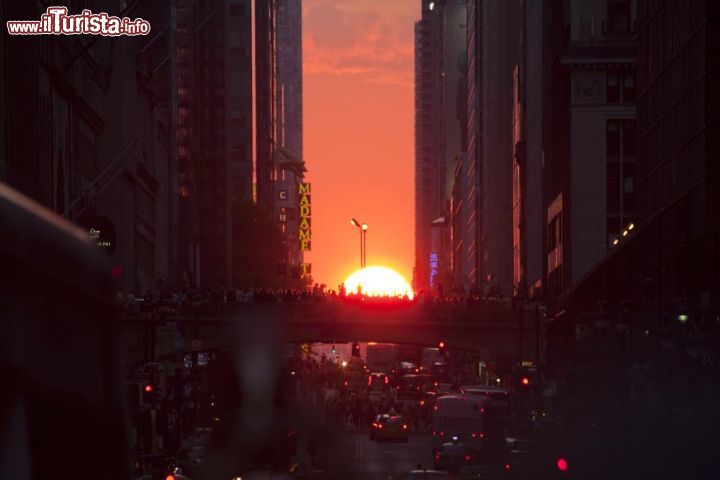 Immagine Manhattanhenge a New York, Stati Uniti. Il sole tramonta due volte l'anno tra i grattacieli di New York City. Le strade con la miglior vista sono la 14/ma, 23/ma, 34/ma, 42/ma e 57/ma, indirizzando lo sguardo da Est verso il New Jersey. - © JaysonPhotography / Shutterstock.com