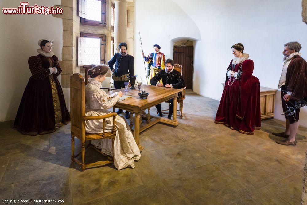 Immagine Manichini con abiti storici in una sala del castello di Sedan, Francia. La fortezza è stata costurita a partire dal 1424 - © vvoe / Shutterstock.com