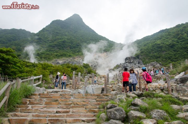 Immagine Valle Owakudani a Hakone, Giappone - Questa bella valle di origine vulcanica con bocche di zolfo e e sorgenti calde si trova nella prefettura di Kanagawa. E' uno dei siti turistici più famosi per le viste panoramiche, l'attività vulcanica e i "kuro tamago", letteralmente uovo nero,  specialità gastronomica locale che prevede la cottura delle uova nelle sorgenti calde - © aoo3771 / Shutterstock.com