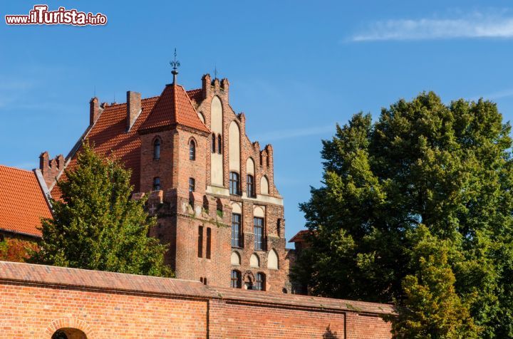 Immagine Manor House a Torun, Polonia. Un particolare dell'edificio gotico utilizzato come residenza estiva della Confraternita di San Giorgio. Fa parte dei siti patrimonio Unesco - © MagMac83 / Shutterstock.com