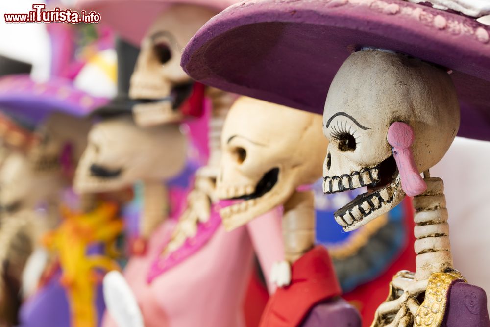 Immagine Manufatti messicani per il Giorno dei Morti: i calacas (scheletri). Quetsa coloratissima festa celebrata in Messico così come in altri paesi dell'America Centrale e nelle comunità messicane degli Stati Uniti presenta la morte come un passaggio gioioso.