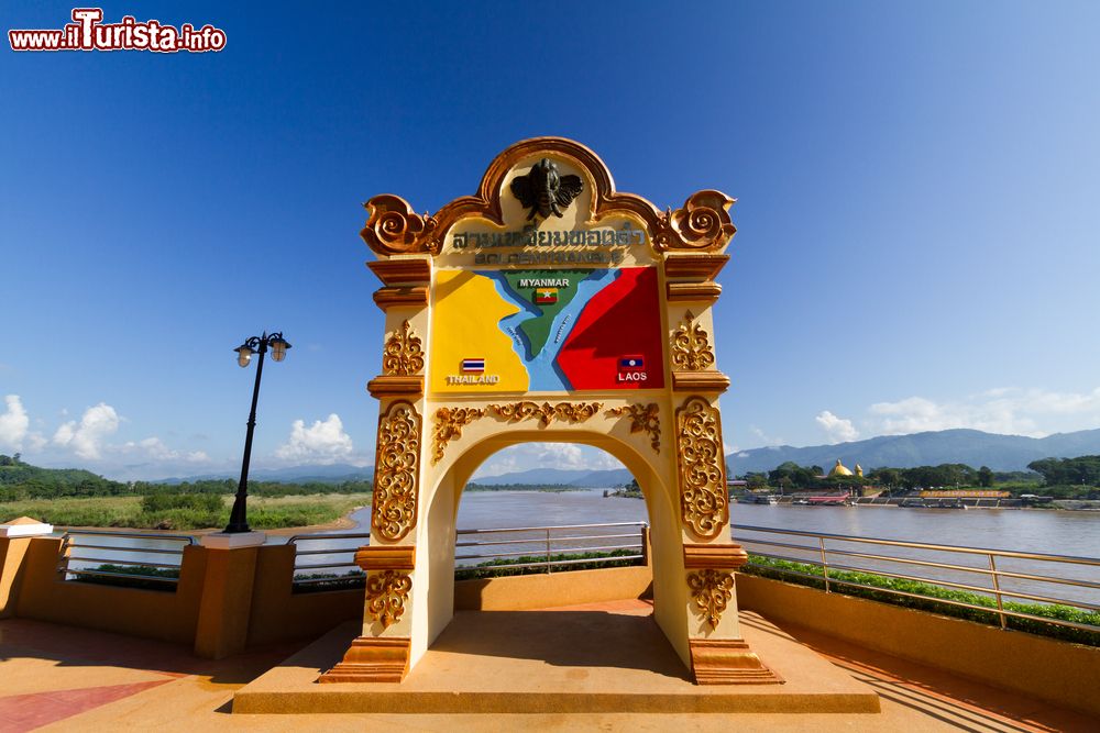 Immagine Mappa dei paesi che costituiscono il Triangolo d'Oro lungo il fiume Mekong, Chiang Saen, Thailandia.