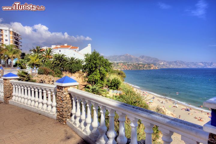 Immagine Fotografia del dettaglio di una villa lussuosa a Marbella, Spagna. Situata a metà strada fra Malaga e Gibilterra, Marbella è un importante centro balneare bagnato dal Mediterraneo - © Vista / Shutterstock.com
