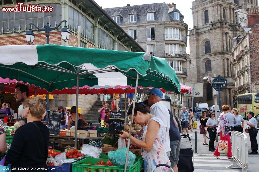 Immagine Marche des Lices, il mercato del sabato a Rennes. E' il terzo mercato di Francia che ospita quasi 300 espositori - © EQRoy / Shutterstock.com