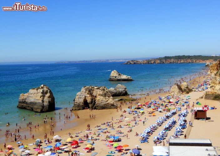Immagine Il Mare dell'Algarve: pur essendo situata sull'Oceano Atalantico, questa regione è famosa per le sue spiagge di tipo mediterraneo, con acque più tranquille e calde rispetto a quelle della costa occidentale del Portogallo. Ci troviamo nei pressi di Lagos la famosa città costiera del sud del Portogallo - © lsantilli / Shutterstock.com