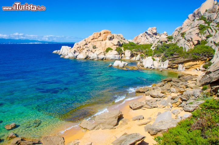 Immagine Capo Testa nei pressi di Santa Teresa di Gallura, Sardegna  - Capu Testa, come viene chiamato in gallurese e corso, è una piccola isola collegata artificialmente alla terraferma situata nel nord della Sardegna a pochi chilometri da Santa Teresa di Gallura. Sito di interesse comunitario, ospita sul suo promontorio un faro che da sempre riveste una grande importanza per la nabigazione nel tratto di mare delle Bocche di Bonifacio. Dagli inizi degli anni '70 ha avviato il suo sviluppo turistico tanto da esssere considerato uno dei luoghi più suggestivi di tutta la Sardegna. In questa immagine una bella veduta del mare di fronte a Capo Testa dove l'acqua assume tutte le tonalità del blu e dell'azzurro © Simon Dannhauer / Shutterstock.com