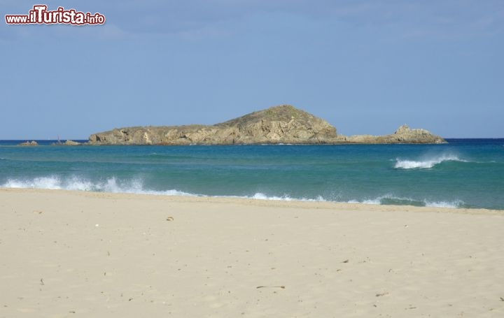 Immagine Il Mare di Chia è caratterizzato da una vasta spiaggia, una delle più note della Sardegna - © Elisa Locci / Shutterstock.com