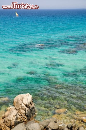 Immagine Il mare della Costa Rei riassume in sè tutti i colori delle spiagge in Sardegna  - © ROBERTO ZILLI / Shutterstock.com
