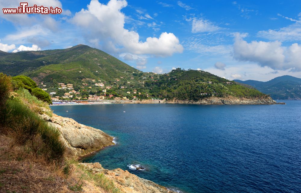 Immagine Mare a Bonassola, Liguria, Italia. Una bella veduta panoramica dell'antico borgo di Bonassola situato sulla costa ligure, racchiuso da una cerchia collinare di pini marittimi e di terrazzamenti di uliveti e vigneti.