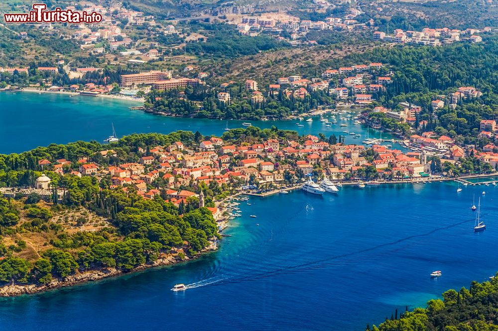 Immagine Il blu del Mare Adriatco lungo la costa dalmata. Siamo nella città di Cavtat (Croazia), conosciuta in italiano con il nome di Ragusa Vecchia.