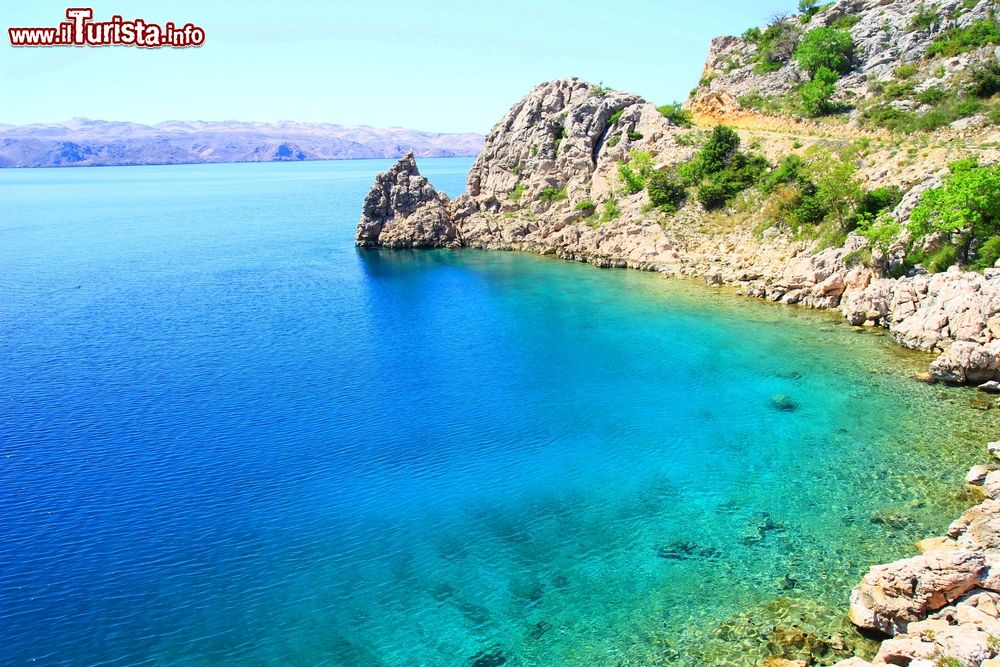 Immagine Il Mare Adriatico e la costa rocciosa di Karlobag, Croazia.