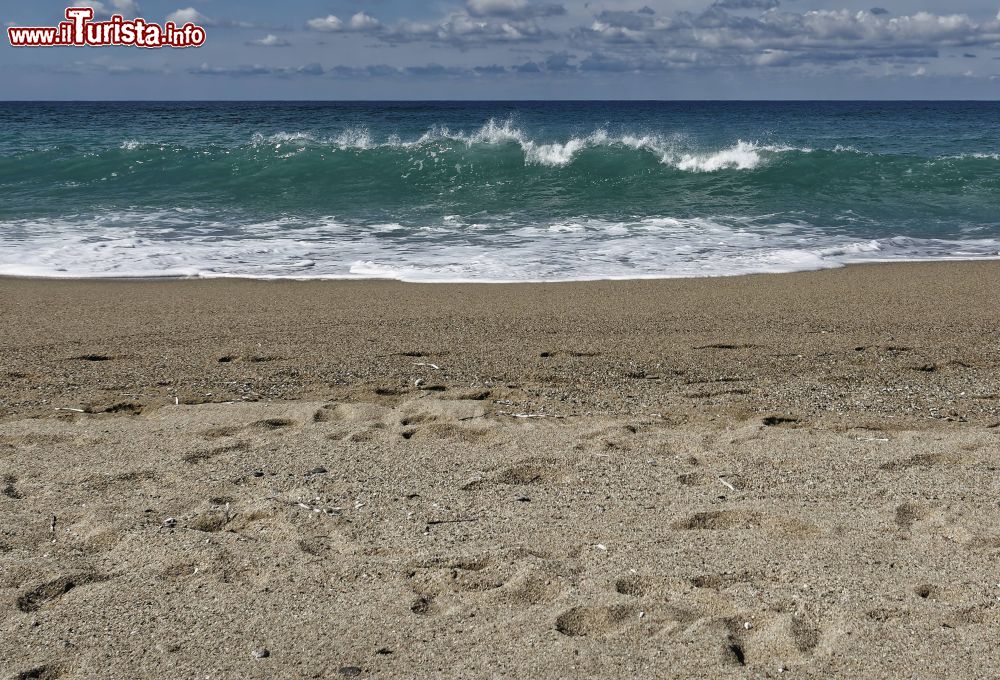 Immagine Mare agitato sulla spiaggia dorata di Diamante, Calabria. Siamo sulla costa tirrenica nord occidentale della Calabria: i suoi circa 8 chilometri di spiaggia dalle diverse combinazioni di sabbia e colore sono lambiti da acqua cristallina con fondali che attirano turisti da ogni luogo.