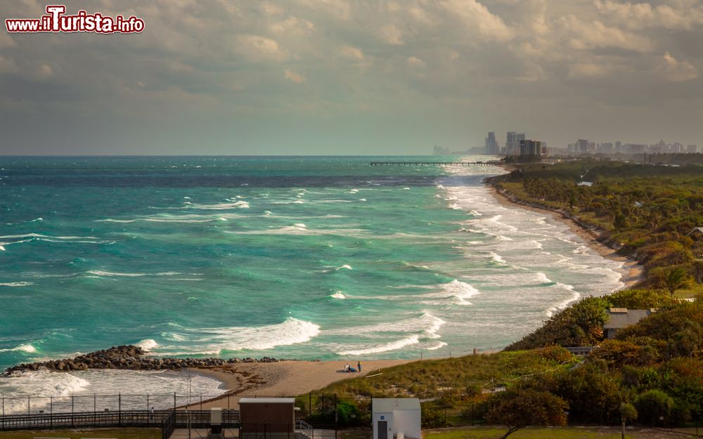 Immagine Mare burrascoso al porto di Fort Lauderdale, Florida. Sullo sfondo, la skyline della cittadina situata sulla costa sud orientale del paese.