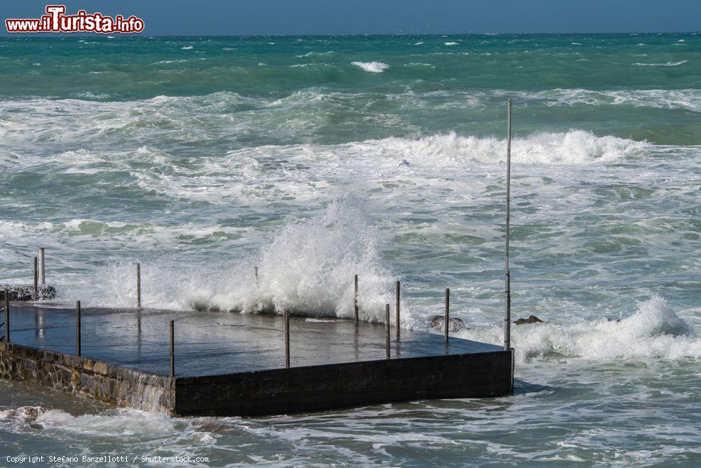 Immagine Mare burrascoso sulla terrazza di uno stabilimento balneare a Castiglioncello, Livorno (Toscana) - © Stefano Barzellotti / Shutterstock.com