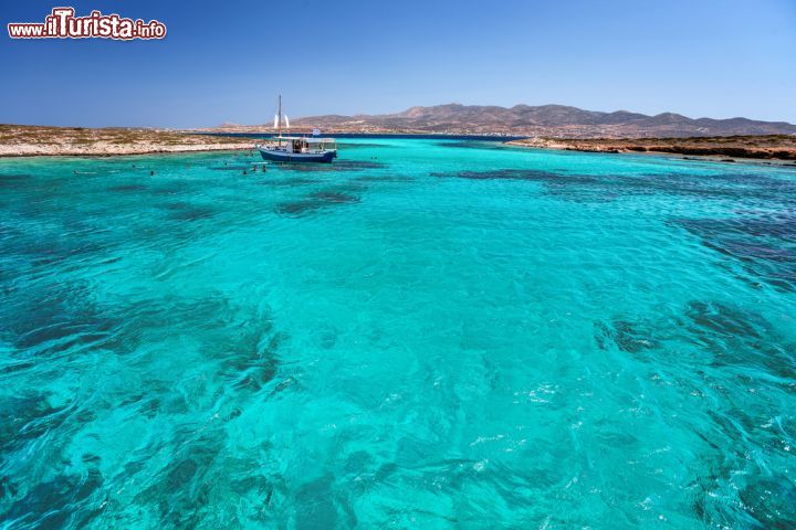 Immagine Il mare cristallino che circonda l'isola di Paros, Cicladi. Assieme a superbi uliveti, sabbia e cipressi, in quest'isola si possono trovare angoli nascosti e lidi sterminati - © Lemonakis Antonis/ Shutterstock.com