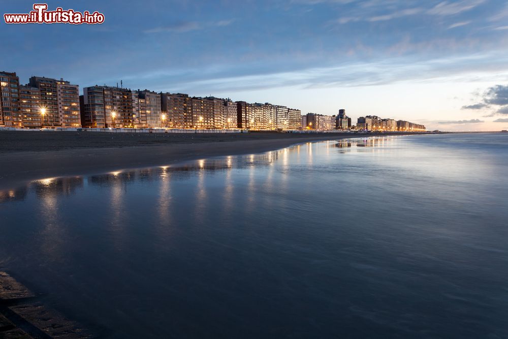 Immagine Mare del Nord al tramonto a Blankenberge, Belgio. Siamo nella provincia della Fiandra occidentale.