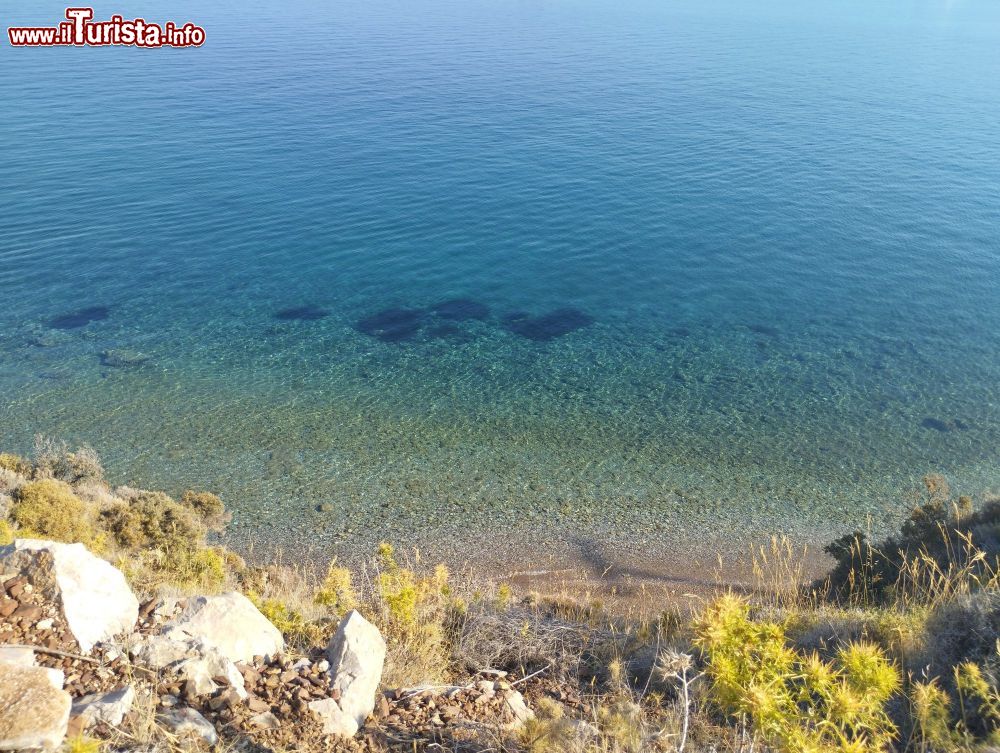 Immagine I colori cristallini del mare di Hydra. Siamo nell'arcipelago delle Isole Saroniche, in Grecia.