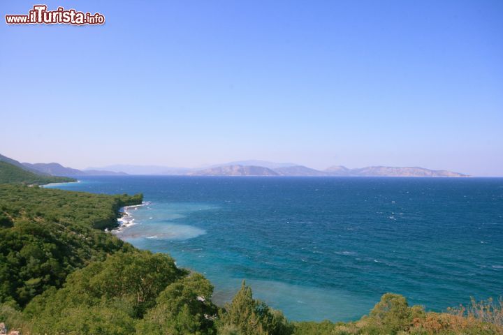 Immagine Mare e cielo a Kusadasi, Turchia - Situata 85 km a sud di Smirne, questa bella città turca, centro dell'omonimo distretto della provincia di Aydin, è un'importante e frequentata stazione turistica oltre che un porto sul mar Egeo © Erhan Dayi / Shutterstock.com