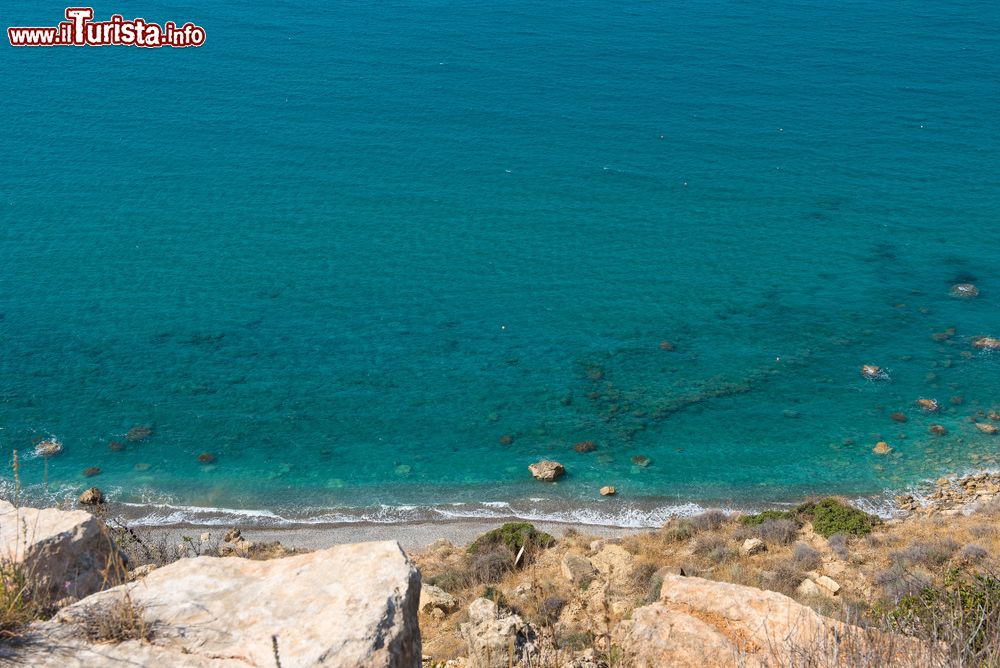 Immagine Mare e costa visti da un'altura rocciosa nella baia di Pissouri, Cipro.
