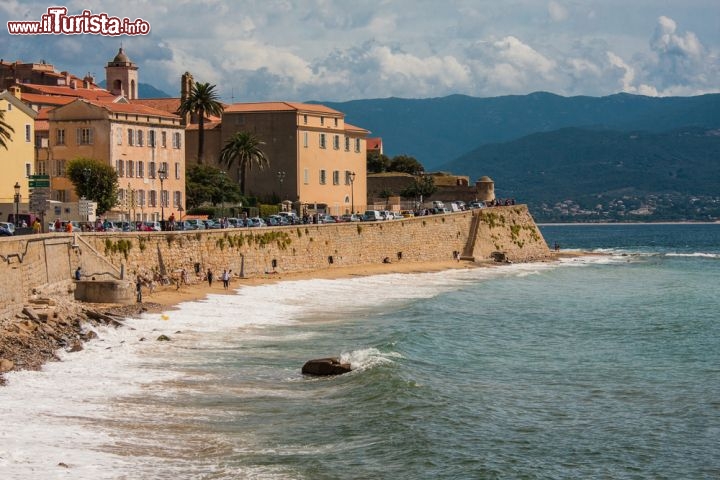 Immagine Mare e mura ad Ajaccio in Corsica - © Gerardo Borbolla / shutterstock.com