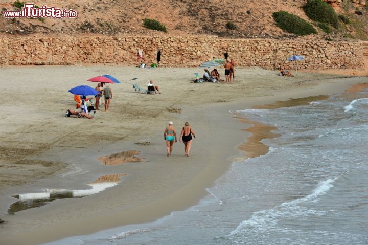 Immagine Mare e spiaggia a Orihuela, Spagna. Fra le zone costiere più pulite d'Europa, Orihuela si trova in Costa Blanca, tratto di Spagna che si affaccia sul Mar Mediterraneo fra Capo di Gata e Capo de la Nao - © Free Wind 2014 / Shutterstock.com
  -