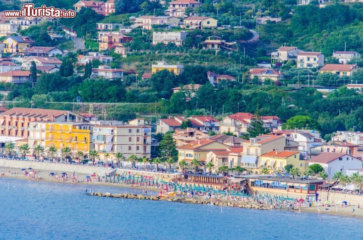 Immagine Mare e spiaggia di Agropoli, Salerno - Meta di vacanzieri italiani e stranieri, Agropoli è conosciuta per i suoi tre chilometri di costa, il mare dalle acque cristalline e le spiagge © pavel dudek / Shutterstock.com