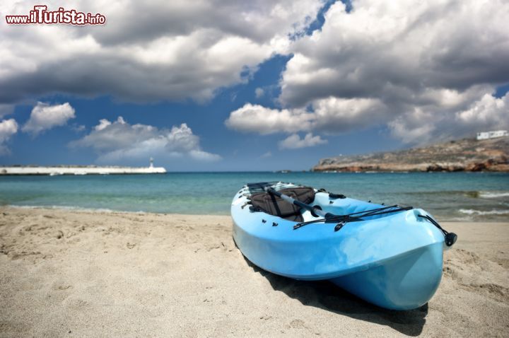 Immagine La battigia di Kassos e il suo splendido Mar Egeo (Grecia) - Moltissimi sposini scelgono la meta di Kassos per celebrare il loro viaggio di nozze e un motivo ci sarà. Oltre al mare e alle bellissime spiagge che ovviamente hanno il loro valore, una passeggiata sulla battigia del mar Egeo di Kassos è unica. Forse per le sue barchette azzurre (come si vede dall'immagine) che creano un tono su tono con il resto del paesaggio curiosissimo, forse perché queste ricordano miti greci, leggende antiche o forse perché non hanno la pretesa di elevarsi a tanto e sono "solo" mezzi, come altri. Sarà, eppure ogni visitatore che si trova a passeggiare sul bagnasciuga di Kassos, non può fare a meno di meravigliarsene - © Antlio / Shutterstock.com