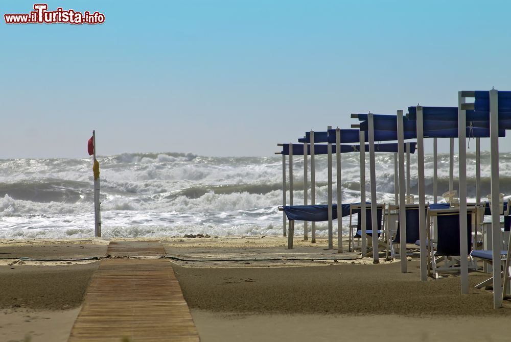 Immagine Mare in burrasca su una spiaggia di Forte dei Marmi, provincia di Lucca, Toscana.