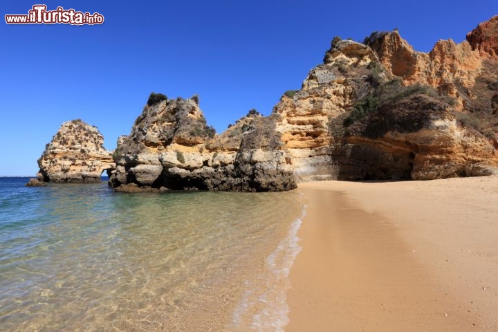Immagine Il mare limpido e gli scogli spettacolari dell'Algarve a Lagos in Portogallo - © Philip Lange / Shutterstock.com