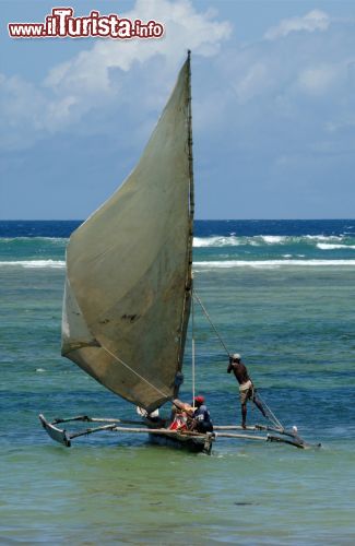 Immagine Il mare di Malindi (Kenya) e la movida in città attirano ogni anno migliaia di turisti provenienti da tutto il mondo - foto © Vanda Biffani