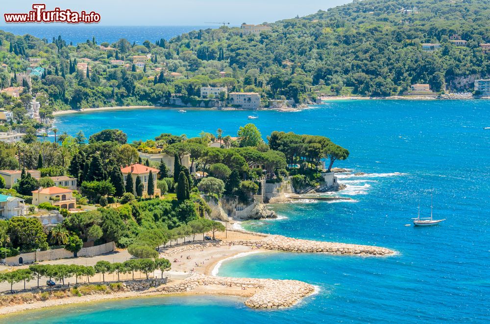 Immagine Il Mare Mediterraneo nelle baie di Cap Ferrat, nei pressi di Villefranche-sur-Mer, sulla Costa Azzurra (Francia).