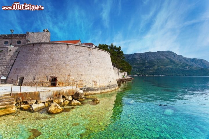 Immagine Il Mare cristallino di Korcula, e le mura della città che si trova sul lato nord dell'isola, quello prospiciente la penisola di di Peljesac, in Dalmazia isole Croazia Dalmazia - © Phant / Shutterstock.com