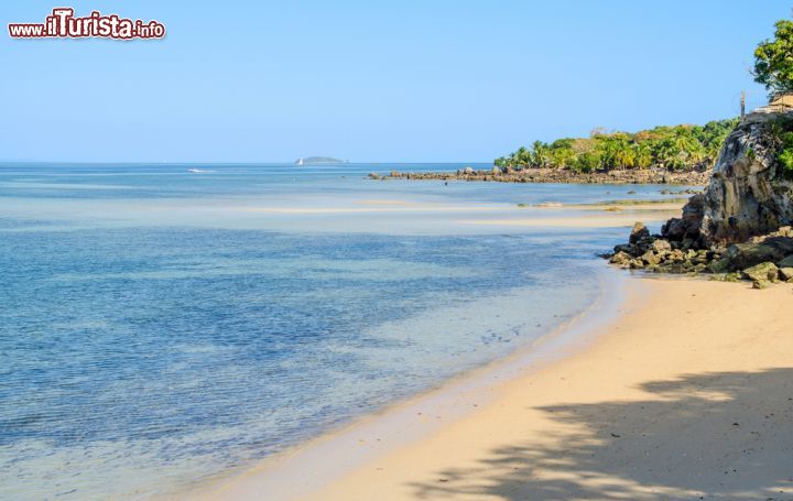 Immagine Il mare con le tante sfumature turchesi dell'isola di Nosy Komba (Nosy Ambariovato), Madagascar - foto © lenisecalleja.photography / Shutterstock.com