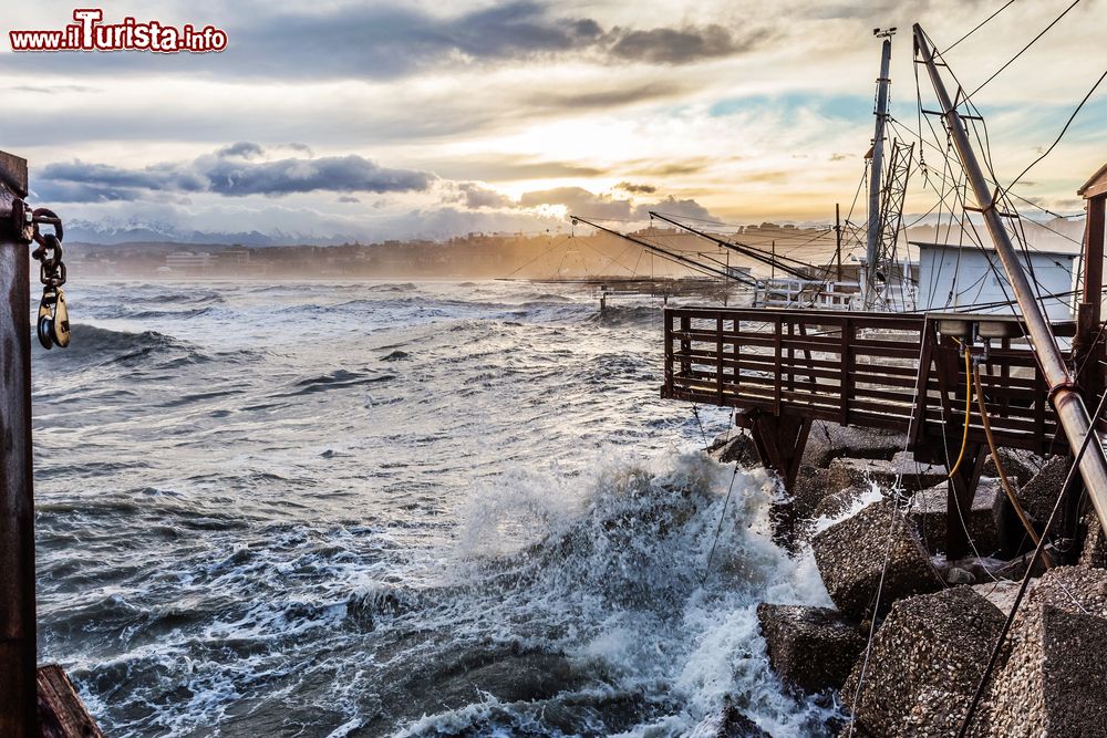 Immagine Mareggiata sulla costa di Giulianova in Abruzzo