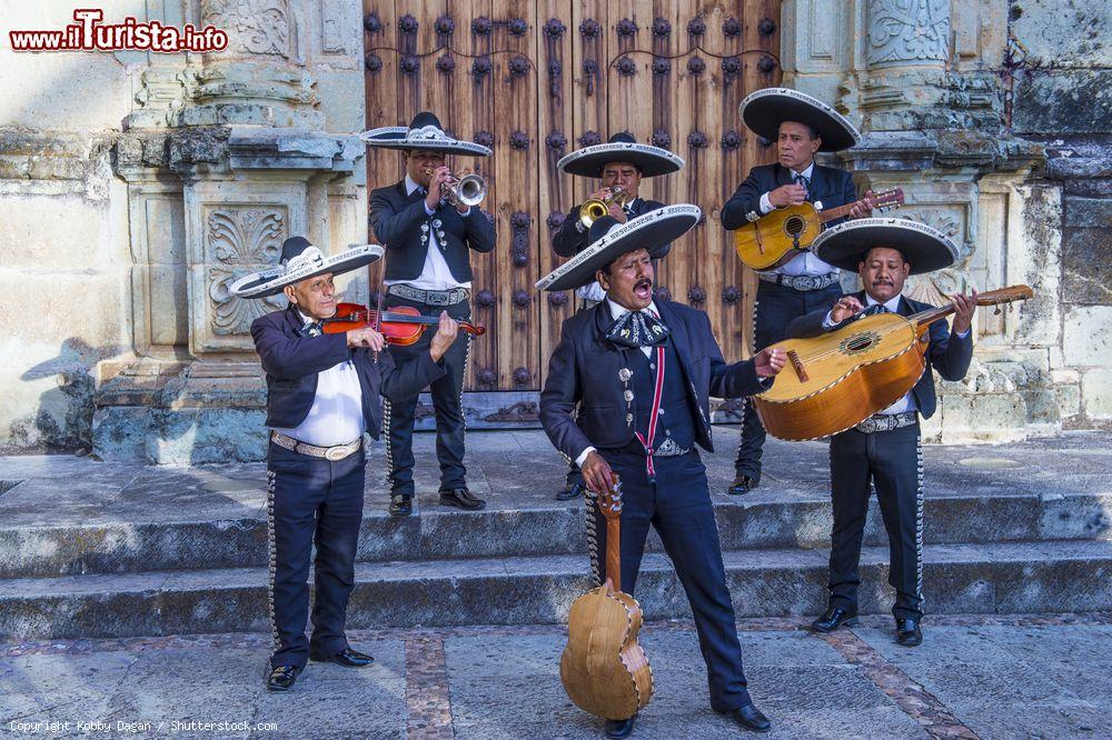 Immagine Mariachi suonano durante la celebrazione del Dia de los Muertos a Oaxaca de Juarez, Messico. Il gruppo è solitamente composto da due violini, due trombe, una chitarra spagnola, una vihuela e un guitarron. Dall'inizio del XX secolo indossano l'abito da charro, il tradizionale cavallerizzo messicano, che è solitamente nero o bianco - © Kobby Dagan / Shutterstock.com