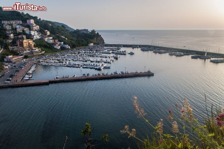 Immagine Marina di Agropoli, Salerno - Il porto della città cilentana fotografato al tramonto © Matyas Rehak / Shutterstock.com