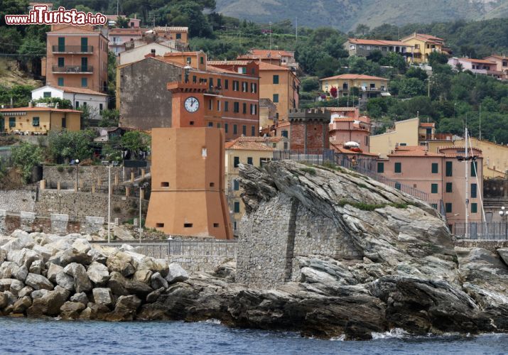 Immagine Marina di Campo e l'ingresso al porto visto dal mare. E' composto da due moli, uno esterno lungo circa 100 metri e l'altro interno di 65 fra i quali esiste una banchina di riva - © Angelo Giampiccolo / Shutterstock.com