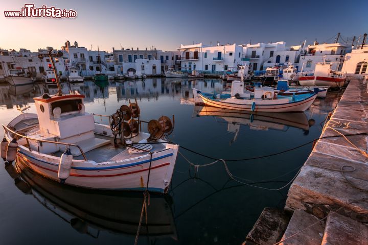 Immagine L'incantevole marina di Naousa sull'isola di Paros, Cicladi. Questo piccolo villaggio di 2 mila abitanti si presenta ai naviganti che vi approdano come una suggestiva cartolina con i colori, le case e l'architettura tipica delle Cicladi - © Lemonakis Antonis / Shutterstock.com