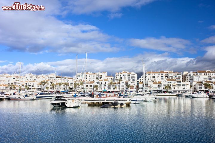 Immagine La marina di Puerto Banus nei pressi di Marbella, Spagna. Celebre enclave nautico e turistico dell'Europa meridionale, Puerto Banus ospita barche di lusso attraccate qui in Costa del Sol per trascorrere le vacanze all'insegna del glamour - © Artur Bogacki / Shutterstock.com