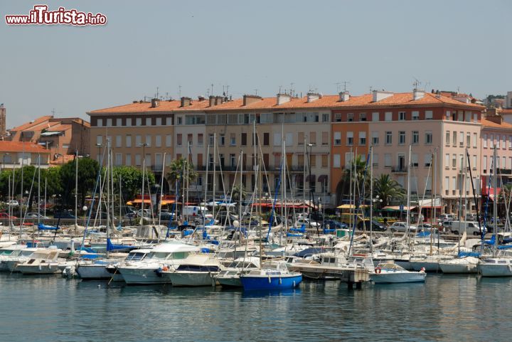 Immagine Marina di Saint Raphael, Francia. L'antico porto di Santa Lucia è situato nel cuore di Saint Raphael ed è uno dei luoghi da non perdere quando si visita questa località della Francia del sud - © Philip Lange / Shutterstock.com