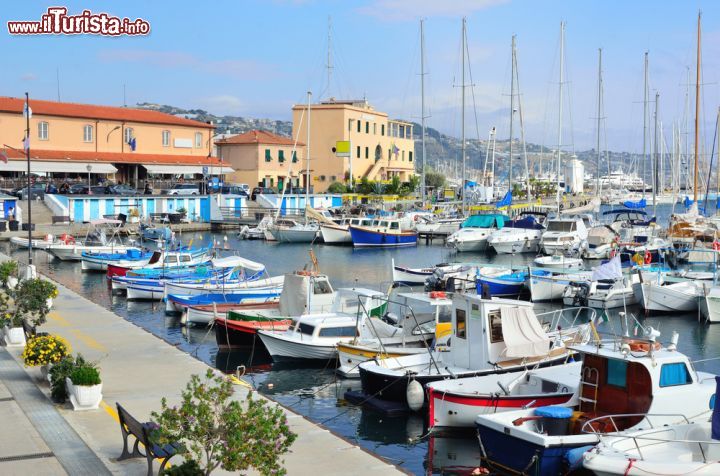 Immagine Sanremo catturata nei suoi luoghi più caratteristici: Portosole - questo caratteristico porticciolo conosciuto come Portosole, è il porto turistico di Sanremo, nel quale possono attraccare fino a ottocento imbarcazioni, inclusi i grandi e lussuosi yacht. - © maudanros / Shutterstock.com