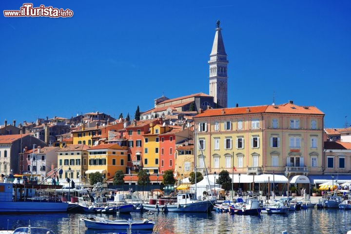 Immagine Marina e case di Rovigno (Rovinj) la storica città dell'Istria in Croazia - © monticello / Shutterstock.com