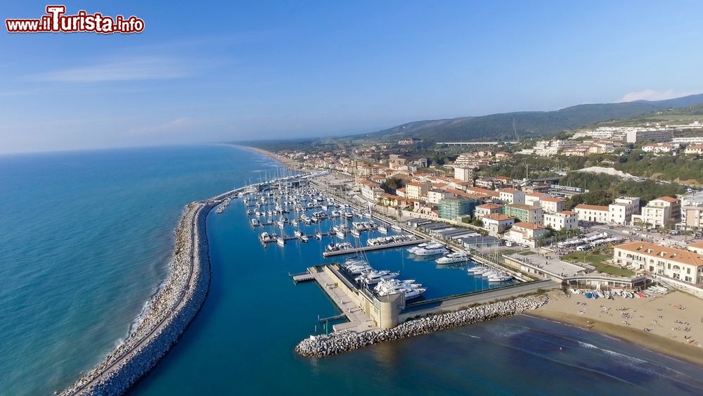 Immagine Marina e lungomare di San Vincenzo visti dall'alto, provincia di Livorno, Toscana.