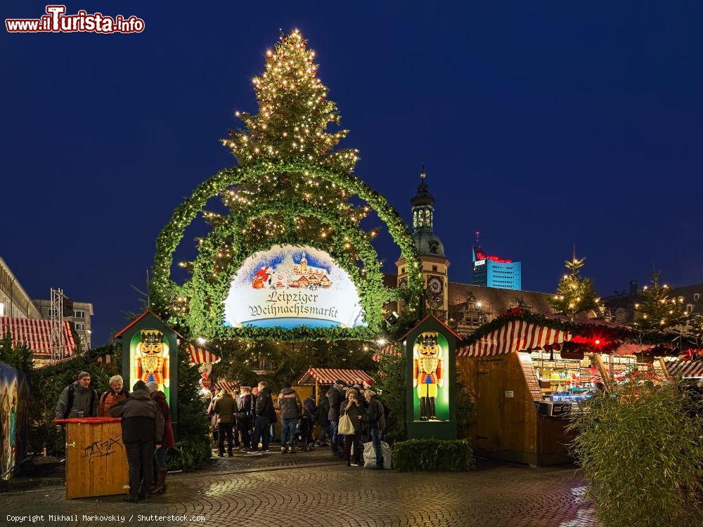 Immagine Market Square by night con il tradizionale mercatino natalizio di Lipsia, Germania. Questo evento trae le sue origini nel 1458 - © Mikhail Markovskiy / Shutterstock.com