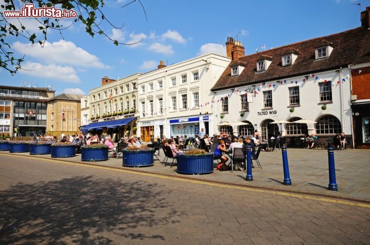 Immagine Market Square a Warwick, Inghilterra - Un tempo conosciuta come Mount Pleasant, questa bella piazza della città storica dello Warwickshire comprende l'area principale del mercato e un'altra più piccola situata a sud est. Quest'ultima un tempo ospitava il luogo dove si vendeva e acquistava il mais © Arena Photo UK / Shutterstock.com