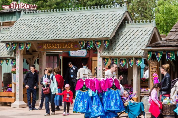 Immagine Shopping a tema Frozen al Marketplace di Disneyland Paris, in Francia