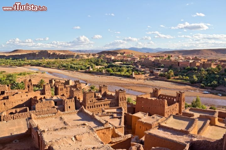 Immagine Marocco, Ait Benhaddou: fotografia panoramica della Kasbah UNESCO, del fiume Ouarzazate e dalla parte più moderna del villaggio, con sullo sfondo le montagne dell'Atlante - © OPIS Zagreb / Shutterstock.com