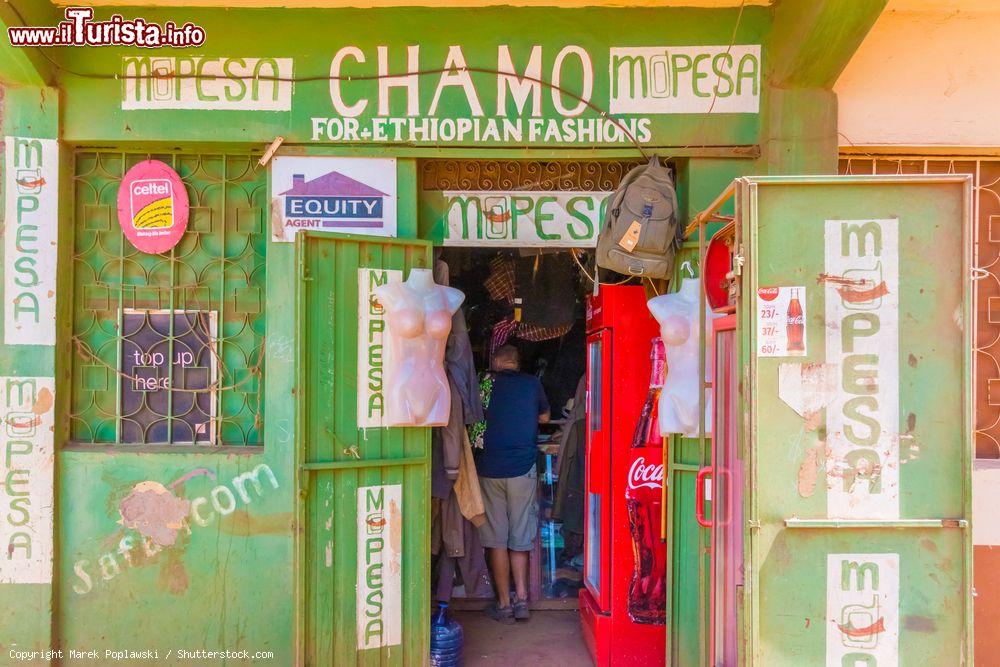Immagine Marsabit, ingresso di un negozio di moda (Kenya) - © Marek Poplawski / Shutterstock.com