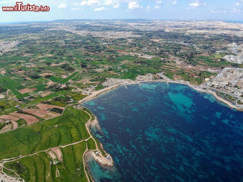 Immagine Marsascala e il porto sul Mediterraneo: la città si estende su entrambi i lati della baia.