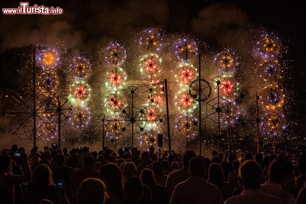 Immagine Marsascala (Malta): fuochi d'artificio colorati durante la tradizionale festa in onore di Sant'Anna, patrona della città.